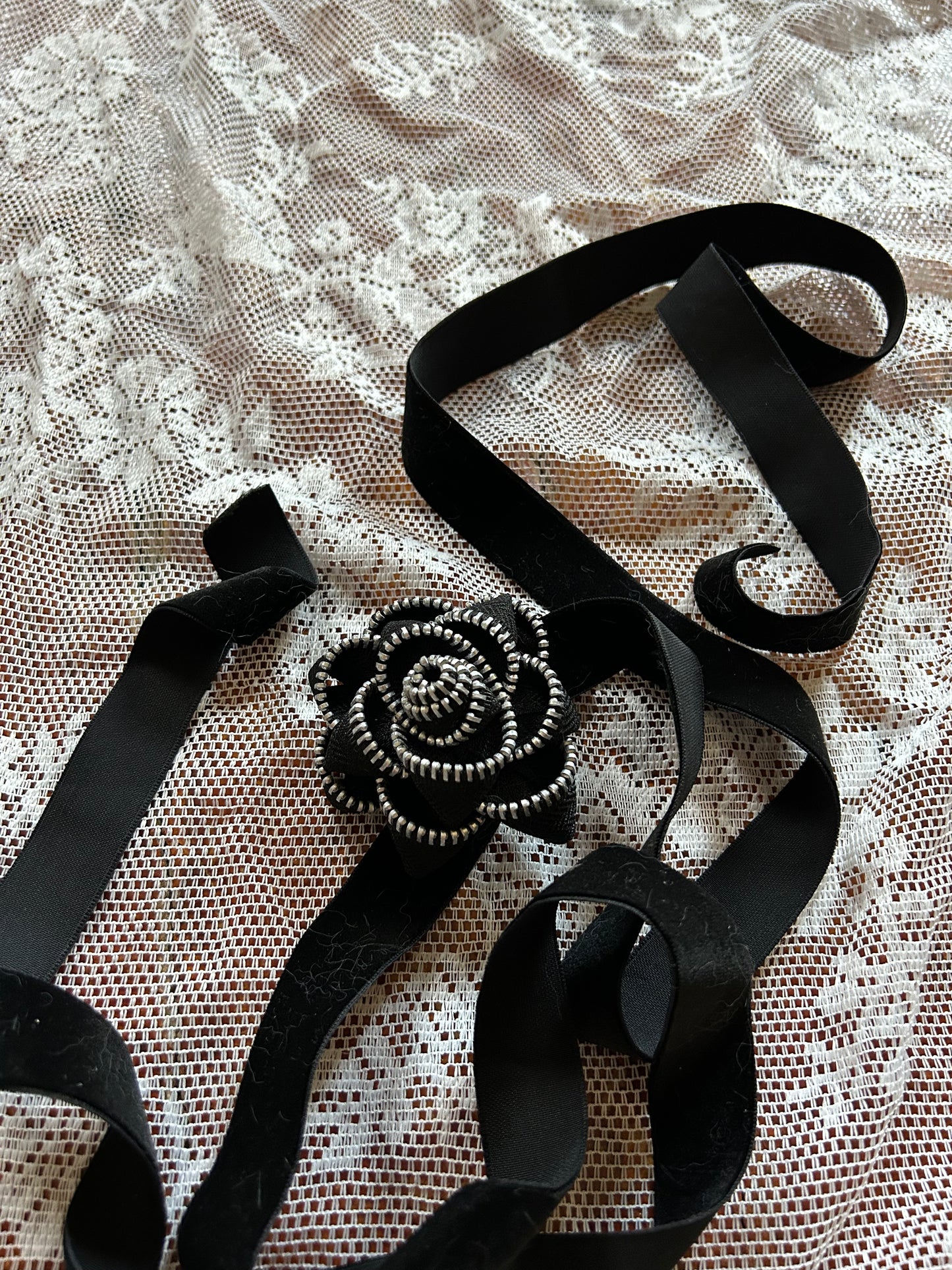 Zipper rose neck tie
